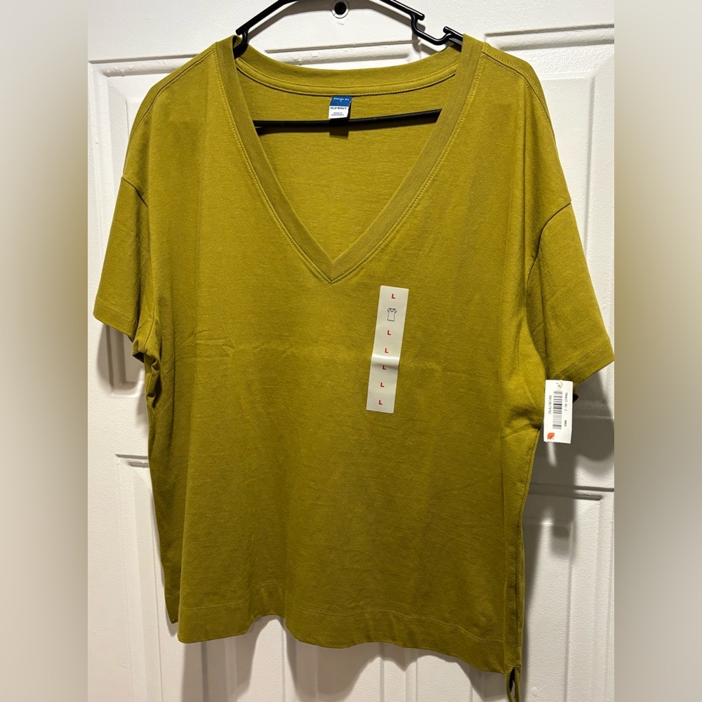 Old Navy Short Sleeve V-Neck Top in Olive (vintage)